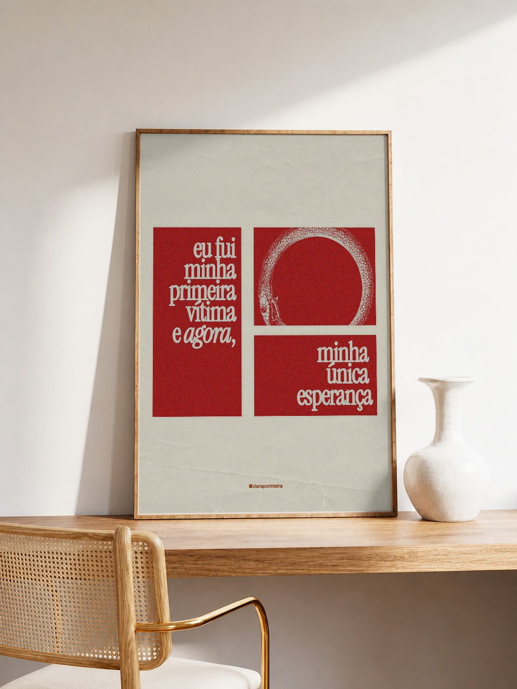 Quadro Primeira Vítima emoldurado em ambiente, mockup 1