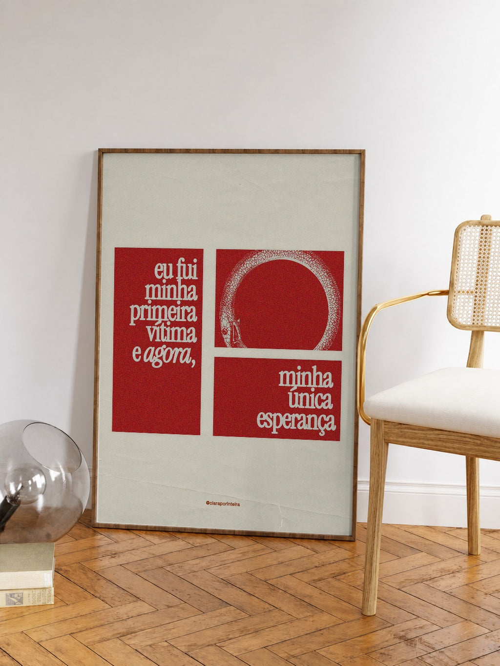 Quadro Primeira Vítima emoldurado em ambiente, mockup 2
