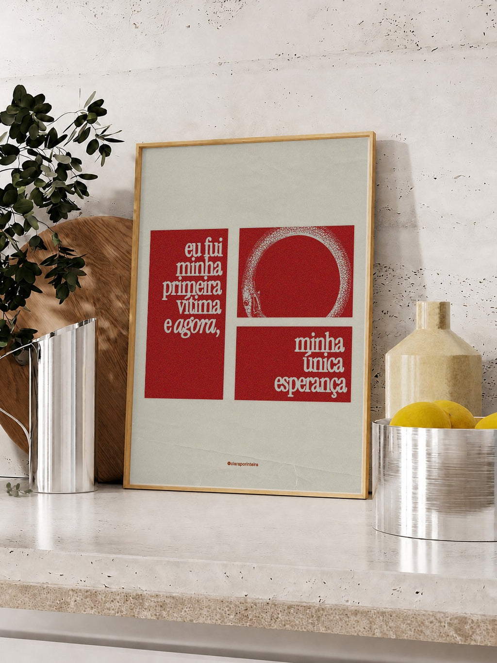 Quadro Primeira Vítima emoldurado em ambiente, mockup 3