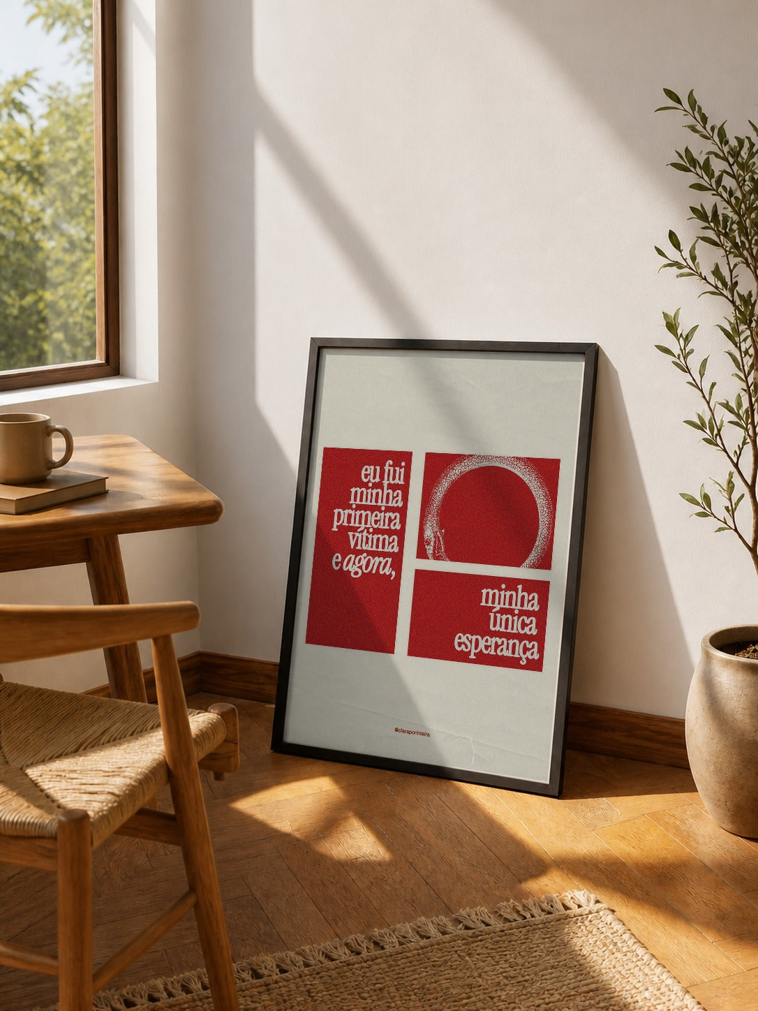 Quadro Primeira Vítima emoldurado em ambiente, mockup 4
